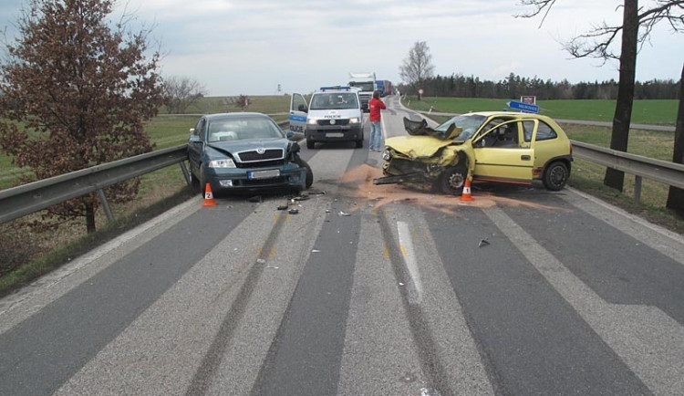 Následky čelního střetu Opelu Corsa a Škody Octavia u Krasejovky
