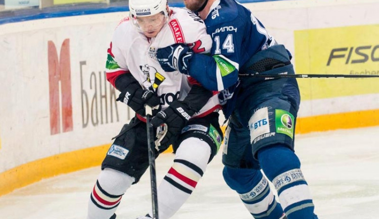 Filip Novák (vpravo) při zápase s Čeljabinskem