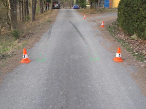 Zraněného cyklistu cestou do nemocnice vysadil z auta