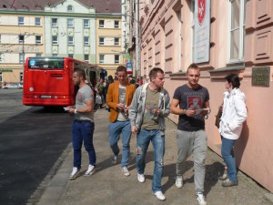 Fotbalisté Dynama na cestě městem s volnými vstupenkami na zápas s Jabloncem v ruce