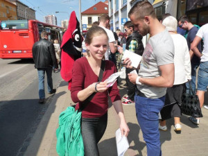 Fotbalisté Dynama na cestě městem s volnými vstupenkami na zápas s Jabloncem v ruce