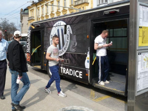 Fotbalisté Dynama na cestě městem s volnými vstupenkami na zápas s Jabloncem v ruce