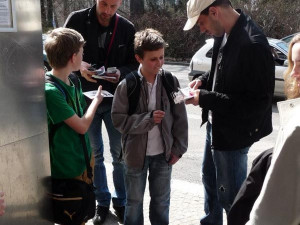 Fotbalisté Dynama na cestě městem s volnými vstupenkami na zápas s Jabloncem v ruce