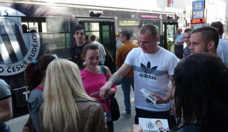 Fotbalisté Dynama na cestě městem s volnými vstupenkami na zápas s Jabloncem v ruce