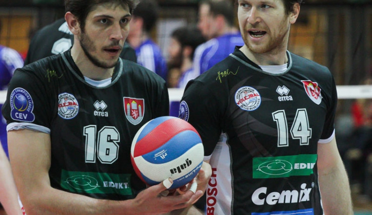 Domácí hvězda utkání Peter Pláteník (na snímku vlevo s Petrem Zapletalem)