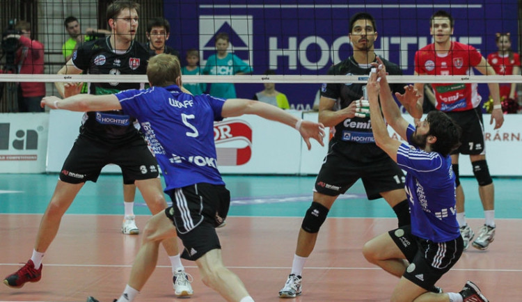 Nahrávač Zdeněk Haník připravuje balon pro Benjamina Wolffa