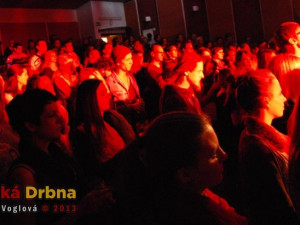 Sál se během koncertu předkapely naplnil