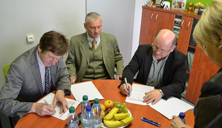 Podpis dokumentů o založení konsorcia, zleva zástupci škol Pileček, Husár a Timko