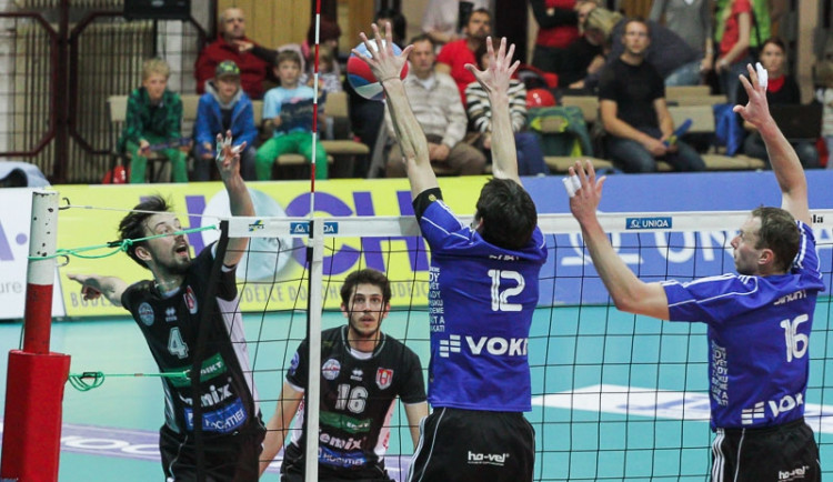 Budějcký univerzál Jakub Novotný se snaží přehodit míč přes síť. Na druhé straně jej brání Dominik Fořt a Tomáš Široký (zleva)