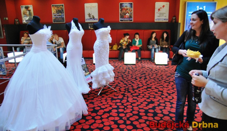 Svatební šaty od Lukáše Bartoně zdobily CineStar