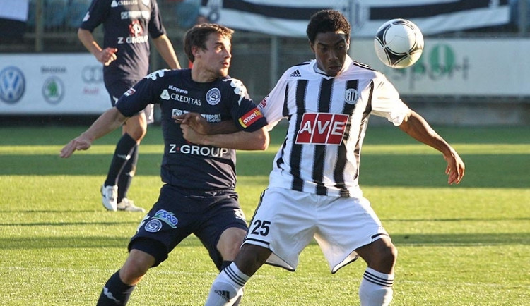 Budějcký Sandro v souboji s Filipem Hlúpikem ze Slovácka