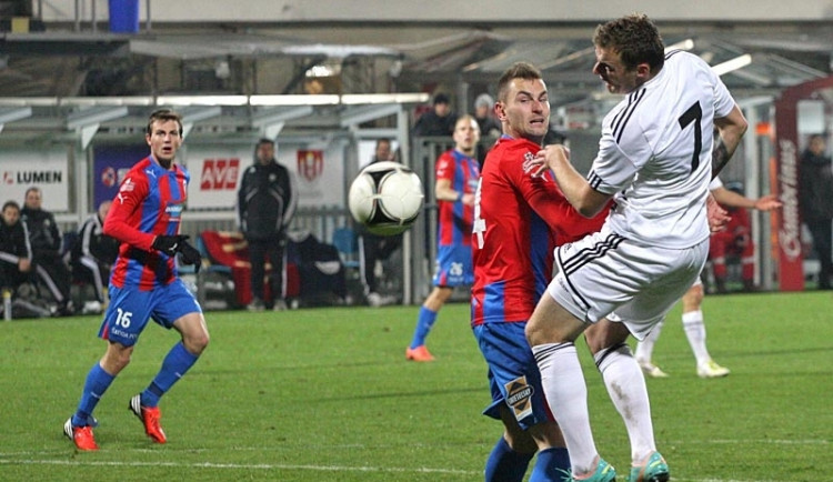 Rozhodující gól zápasu vstřelil plzeňský Radim Řezník. Na snímku v souboji s Jakubem Řezníčkem