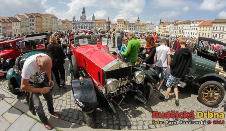 Budějcké náměstí se v sobotu po poledni zaplnilo historickými vozy, motocykly i nadšenými diváky