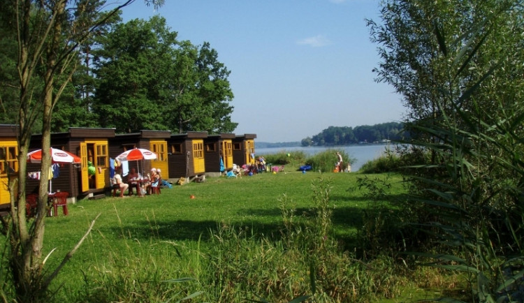 Kemp u rybníka Bezdrev