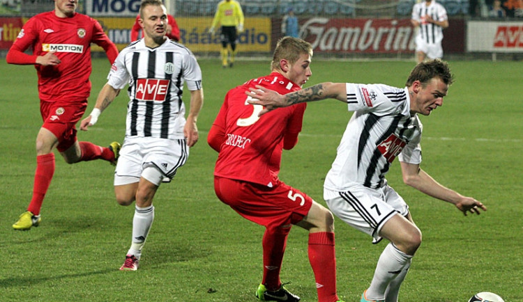 Jakub Řezníček (vpravo) se rozloučil s Dynamem