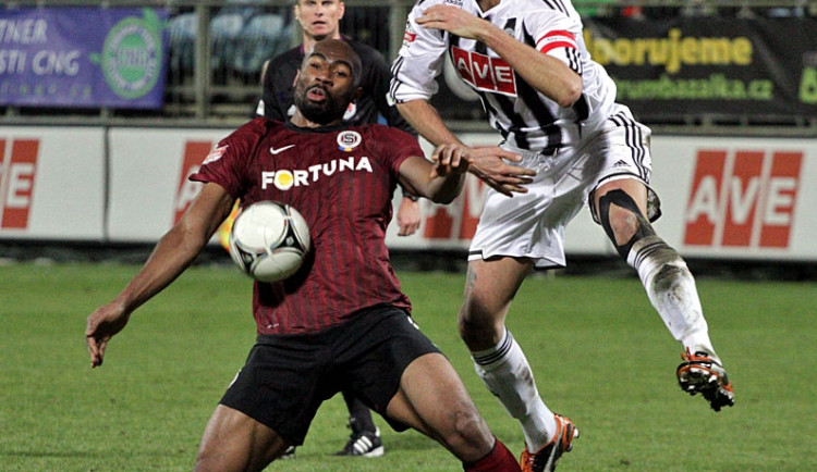 Dynamo potřebuje nutně vyhrát! Na snímku kapitán domácích Roman Lengyel při zápase se Spartou Praha