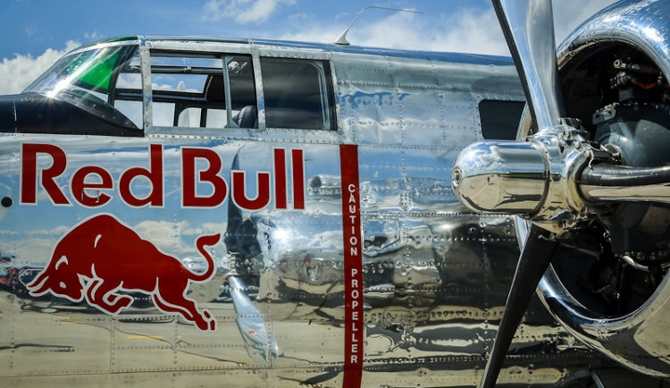 Trénink Flying Bulls leteckého týmu Red Bullu