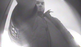 Hledaný muž, který nainstaloval skimmovací zařízení na bankomat u Kauflandu