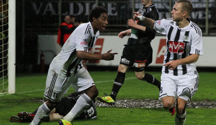 Perfektní souhra Sandra s Jakubem Horou (zleva) zajistila Dynamu tři body za vítězství nad Hradcem Králové