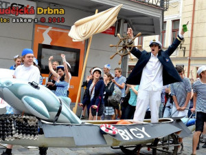 Majálesový průvod 2013