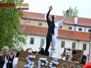 Majálesový průvod 2013