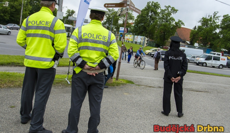 Policisté kontrolovali cyklisty a jejich vybavení