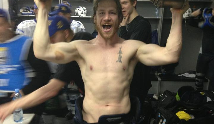 Filip Novák bezprostředně po zisku titulu s Gagarinovým pohárem nad hlavou