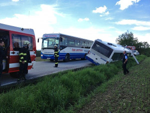 Autobus sjel do příkopu, cestující museli vylézt oknem