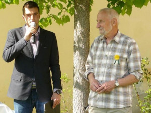 Slavnostního otevření se zúčastnil i vzácný host, botanik Václav Větvička. Vlevo moderátor akce Milan Džuba