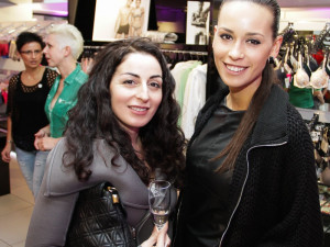 Majitelka butiku a finalistka České Miss 2010 Kateřina Votavová (vpravo)