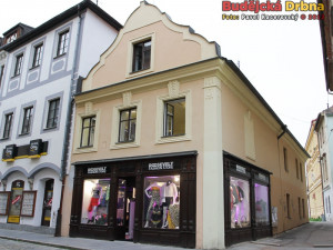 Roosevelt Fashion Store se nachází v Kanovnické ulici, domě číslo 9