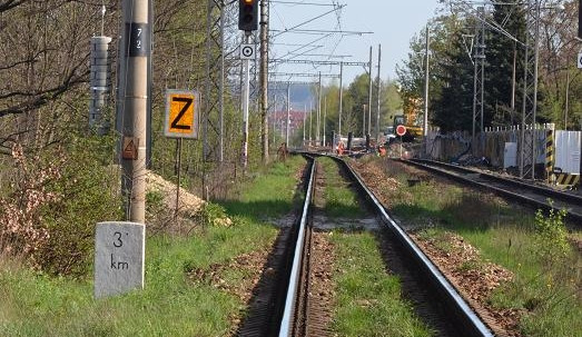 U Zborova narazil vlak do spadlého stromu