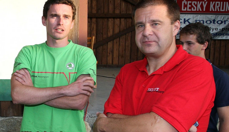 Bývalý ředitel Rallye Český Krumlov Jindřich Kunc (vpravo) s vítězem loňského jubilejního 40. ročníku Janem Kopeckým, továrním jezdcem Škody Motorsport