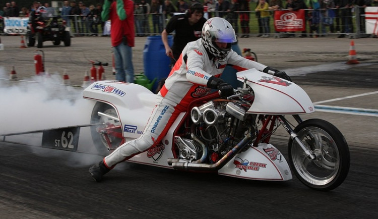 Dragsterové závody uvidí diváci na bechyňském letišti