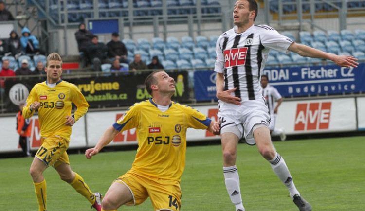 Zápas s Jihlavou se povedl domácímu mladíkovi a střelci prvního gólu Romanovi Wermkemu (na snímku s Tomášem Markem)