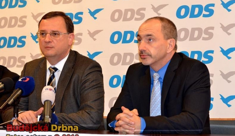 Premiér Petr Nečas s ministrem průmyslu a obchodu Martinem Kubou (zleva)