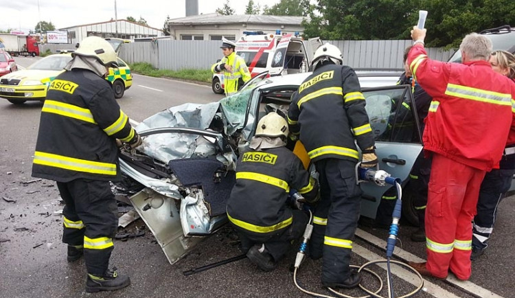 Řidiče fiatu museli hasiči z auta vystřihat