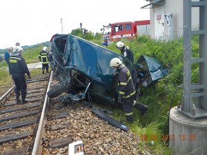 Následky srážky vlaku a osobního automobilu u Borovan
