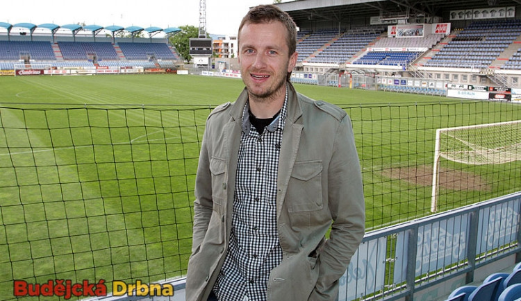Obchodní, marketingový a PR manažer Dynama České Budějovice Radim Šupka na stadionu, který bude od nové sezony pouze druholigový