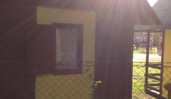 V pozadí za chatkou lze vidět zasahující policisty