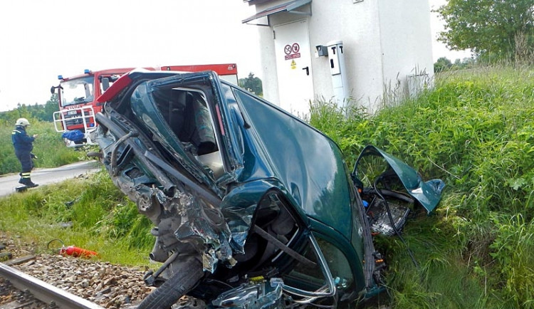 Následky srážky vlaku a osobního automobilu u Borovan