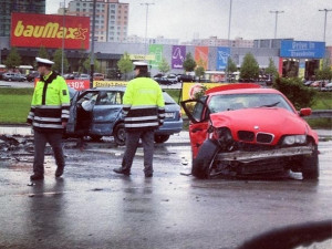 Mladá řidička BMW bojuje po nehodě o život