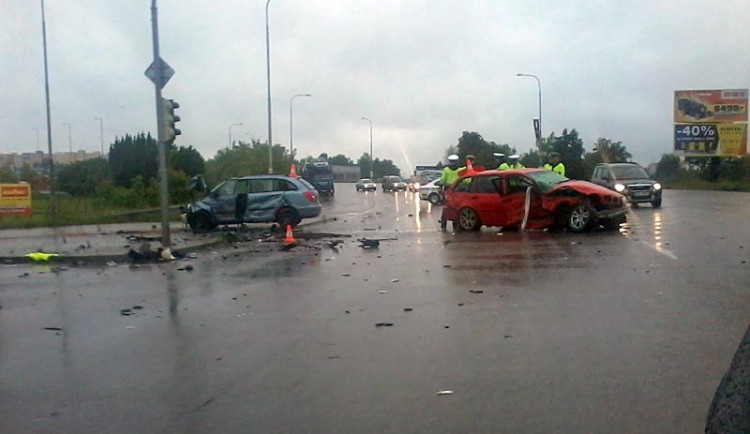 Mladá řidička BMW bojuje po nehodě o život