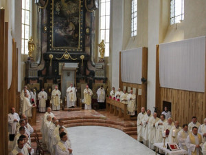 Mši v obnovené katedrále navštívilo na 500 lidí