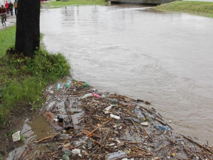 Voda přinesla spousty nečistot