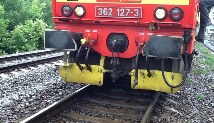 Tento rychlík srazil neznámého muže