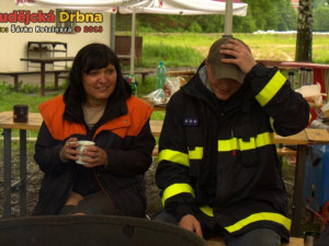 Dobrovolní hasiči odčerpávají vodu ze zaplavených míst