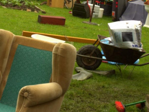 Vystěhovaný nábytek ze zatopené chatky