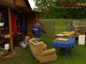 Vystěhovaný nábytek ze zatopené chatky