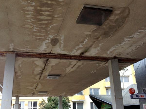 Přístřešek u obchodního domu se snad dočká rekonstrukce